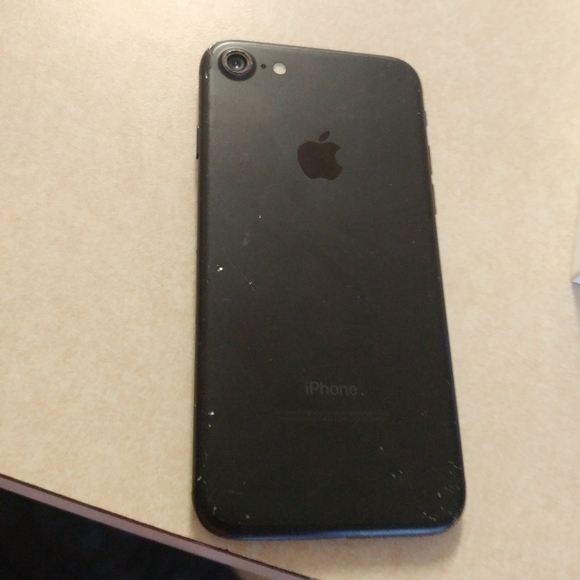 3 phones (2) IPHONE APPLE + 1LG